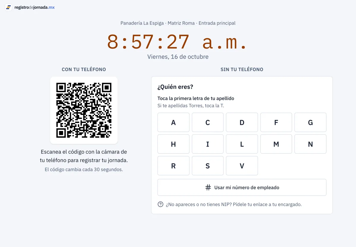 El checador en la entrada, con la hora, un código QR y las iniciales para elegir quién registra
